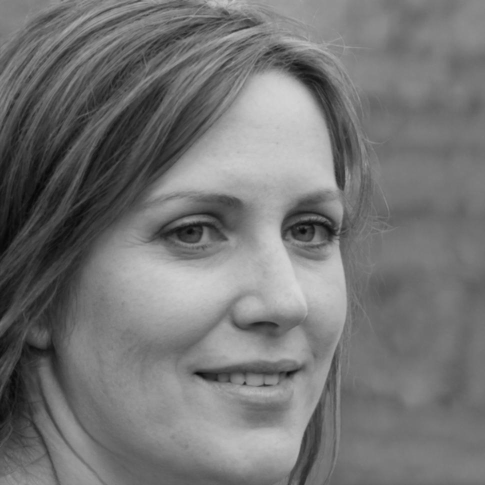 Maria Santos, financial education specialist and budget consolidation expert